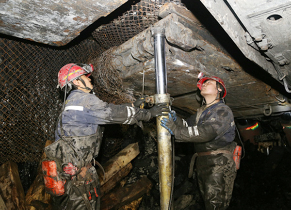 On site use of hydraulic support fluid in coal mine underground